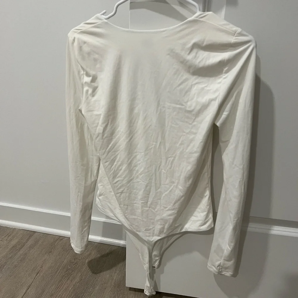Wilfred SOFT white square neck bodysuit from Aritzia - Picture 2 of 3